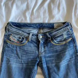 Säljer dessa super snygga låg midjade jeans från Diesel i st W26 L34💙 har super fina bakfickor och är köpta på sellpy men aldrig kommit till användning
