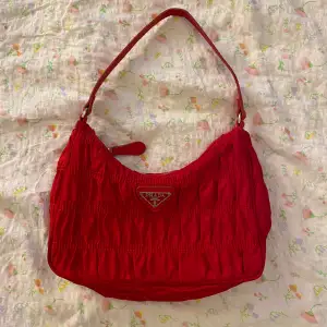 Röd väska som är i fint skick och bra kvalite. ❤️
