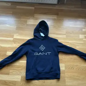 Gant hoodie också i bra skick. Storlek 170 cm. Fler bilder kan skickas vid önskemål.
