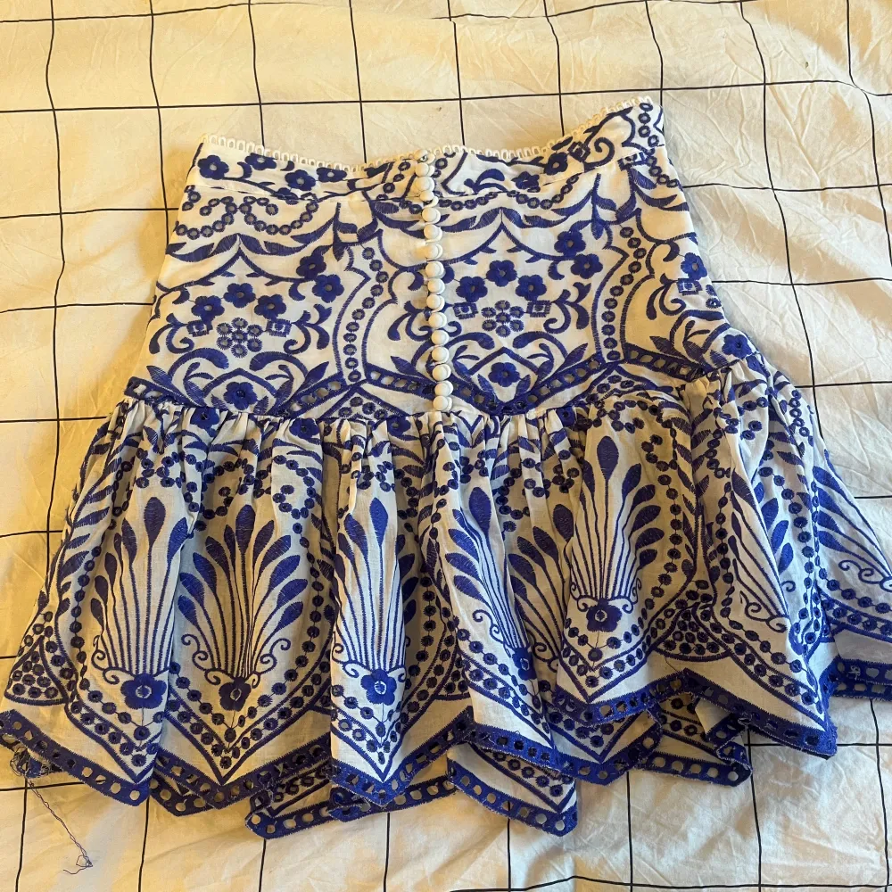 Vit blå kjol från zara i storlek xs❤️ Ny skick bara använd 3-4 ggr💓💓 ⚠️tryck inte på köp nu⚠️ Skriv vid frågor. Kjolar.