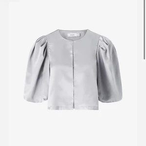 Topp från vila  - Silvrig topp från vila, helt oanvänd med prislappen kvar 