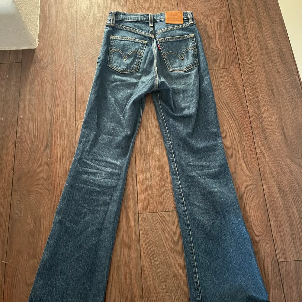 Säljer ett par supersnygga bootcut jeans från Levis då de inte passar längre. Inköpta för 1300kr för ett par år sedan, är i superskick! Storlek 24 på dom, skulle säga att dom passar storlek 34/xxs/xs. Pris diskuterbart! Fraktpris tillkommer.. Jeans & Byxor.