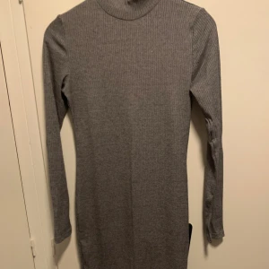 Ankellång klänning  - Grå ankellång klänning. Som ny! Storlek S ifrån Åhlens.