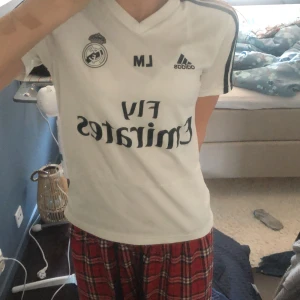 Real madrid tröja🤍 - Köpt i madrid,knappast använd 💞