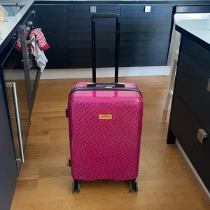 Juicy Couture resväska - Användt en gång! Högst bud! ❤️resväska från Juicy Couture!