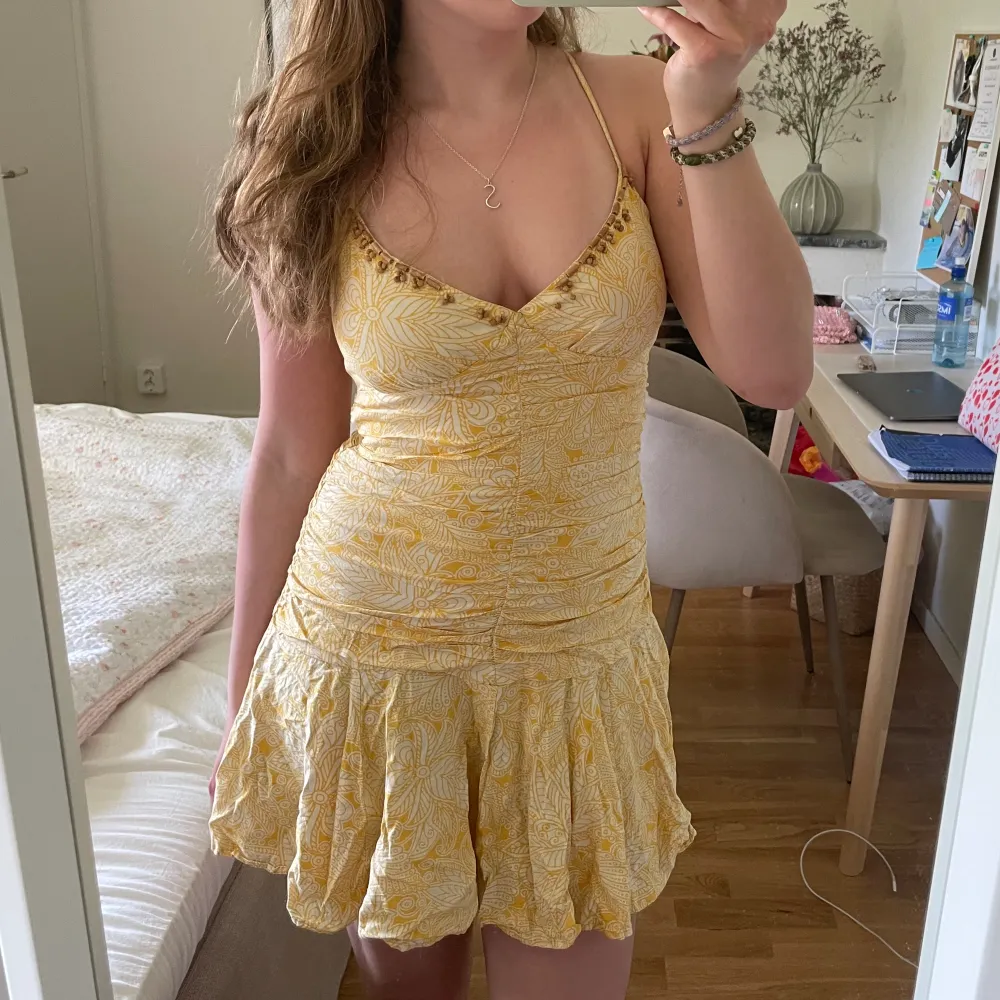 Super söt gul Zara klänning, som är perfekt till sommaren! Den saknar några pärlor, men inget man tänker på, annars i bra skick!💕. Klänningar.