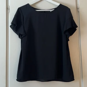 Blus  - Kortärmad blus från vila i storlek M, aldrig använd så i super fint skick💗så fin nu under sommaren! 