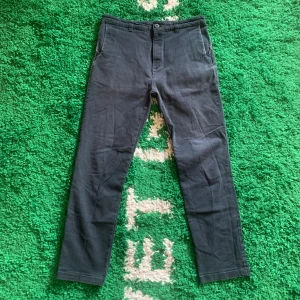 Adidas skateboarding jeans/chinos - Sköna jeans/chinos med lite stretch i från Adidas. Uppskattat skick 7/10. Skicka ett meddelande innan köp!