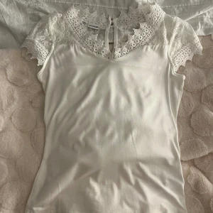 Tröja - Fin spets tröja, knappt använd. 