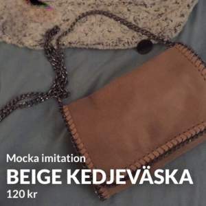 Snygg beige väska med kedja och detaljer av mockaimitation 💛  Den är simpel och rymlig, köpt på Chelsea i Göteborg!