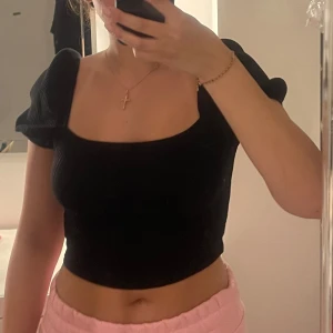 Två söta svarta toppar! - Två jätte söta toppar i svart båda är storlek S, bra skick och säljer båda tillsammans för 100kr. Superdelegat till sommaren 😍