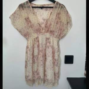 Säljer denna fina klänning från vinbok! 💖tunt och luftigt material!✨💕💖 Glöm inte kika in min profil för fler somriga klänningar!💜💘