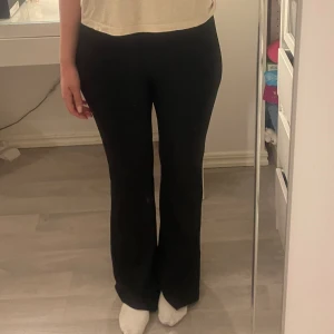 Perfekta sköna träningsbyxor till allt!! - Svarta träningsbyxor som kan användas hemma,gymmet,skolan,jobbet och på promenad. Det är storlek 38 eftersom jag trodde att de var genomskinliga men de är inte det, perfekt stretch.Jag betalar bara frakt över350kr så passa på och spara lite pengar:) 