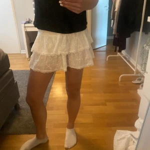 Kjol - Vit volangkjol med detaljer❣️❣️