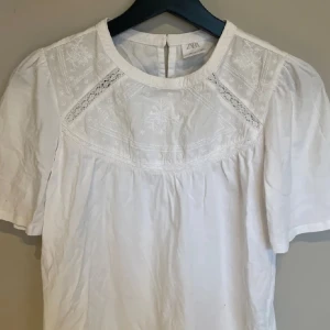 Supersöt zara T-shirt❤️❤️ - Säljer denna superfina t-shirten från zara! Den finns inte att köp längre 💗 tveka inte på atg höra av dig vid frågor!!😇😇