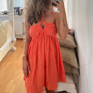 Orange sommar klänning - En ganska kort, men inte för kort sommar klänning. Helt oanvänd då den inte riktigt var min stil.