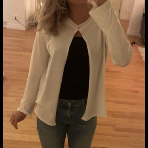 Design by Sí - Vit kofta❤️❤️ (lägger ut annonsen på nytt)