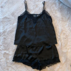 Pyjamas  - Pyjamas set linne och shorts med spets detaljer i storlek S 