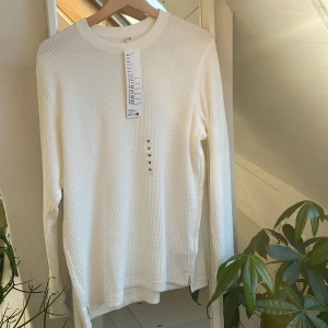 Uniqlo waffle crew neck  - Helt oanvänd och ny tröja från uniqlo, säljer eftersom den inte passar mig 