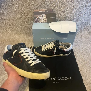 Philippe model skor - Säljer dessa feta svarta Philippe model skor i storlek 43. De är i skick 9,5/10. Vid minsta lilla fråga är de ba att hojta!