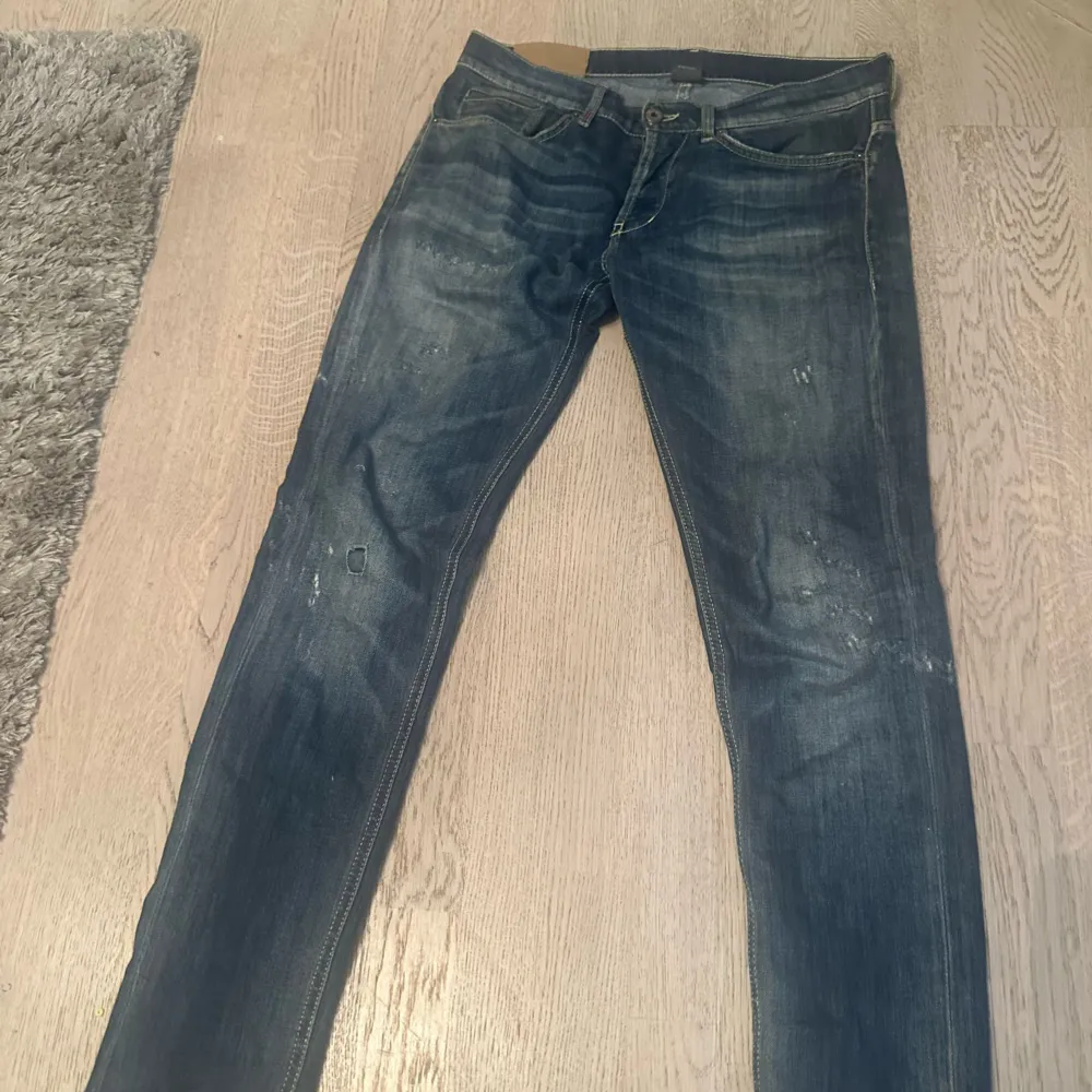 Säljer ett par eftertraktade dondup jeans i toppen skick och ett svin bra pris. Model George. Skick: 8:10  Ny pris : 2 999kr . Jeans & Byxor.