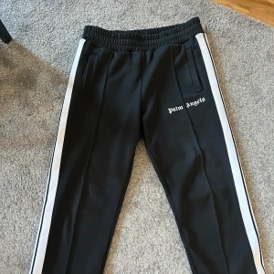 Palm angels byxor herr - Palm angels byxor i herrstorlek M, sparsamt använda. Kom med prisförslag☺️köpta för cirka 2900kr