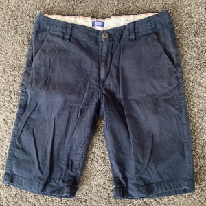 Linneshorts Jack & jones - Säljer dessa linneshorts som använts ett fåtal gånger. De är från Jack and Jones och är storlek 164 barn.