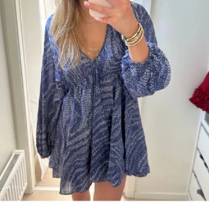 Blå sommarklänning  - Lånad bild! Klänningen är köpt på Plick men från början köpt på HM och jag säljer vidare då den var för stor. Jättefin sommarklänning och inga defekter🌟💙