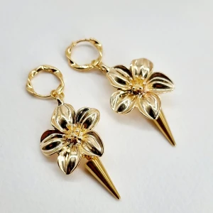 Handgjorda örhängen  - Handgjorda örhängen ● Material- rostfritt stål, metal ●Örhängeskrokar - rostfritt stål ●Längd -5,5cm .