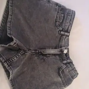 Å använda jeansshorts från h&m grå i barnstorlek därför har det inställbar midja