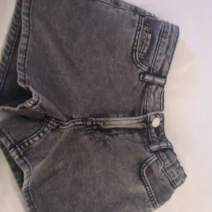Jeans shorts - Å använda jeansshorts från h&m grå i barnstorlek därför har det inställbar midja