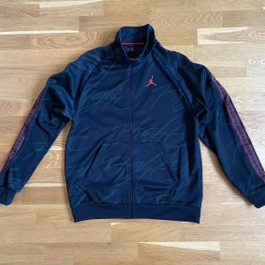 Jordan zip up - Jordan zip up. Använd flertal gånger men inga fläckar eller liknande. Pris kan diskuteras vid snabb affär 