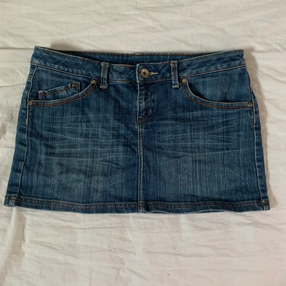 En skitt snygg jeans kjol som är i bra skick och passar superbra till sommaren nu💕 . Kjolar.