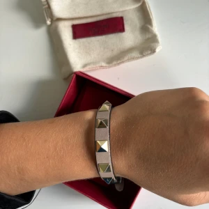 Valentino armband  - Tänkte sälja mitt älskade valentino armband. Det är i TOPPSKICK! Såklart äkta, alla tillbehör medföljer😇🩷 skriv till mig så aktiverar jag köp direkt