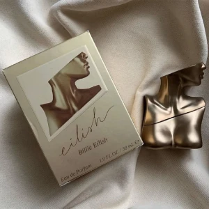 Billie Eilish parfym 100ml - OANVÄND - Oanvänd Billie Eilish parfym från Kicks, säljer pga att jag fick den i födelsedagspresent (men har redan samma parfym). Den har en jättegod somrig soft vaniljlukt (se bild 5).  Nypris: 880kr Priset går att diskuteras❤️