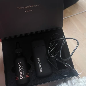 Tanrevel kit - Säljer min tanrevel i original förpackning, ingår allt på bilden. Är lite mindre än en tredjedel kvar av vätskan. Fungerar felfritt, däremot använt skick som ni ser på sista bilden (försökt rengöra så gott det går) 🫶🏼