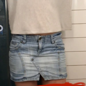 Lågmidjad jeanskjol - Skitsnygg lowwaisted jeanskjol!! Precis köpt secondhand men var tyvärr för liten. Den har snygga och unika detaljer och är i perfekt ljusblå färg💗 mini💗
