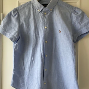 Blus med Puffärm. Babyblå. - Strlk M