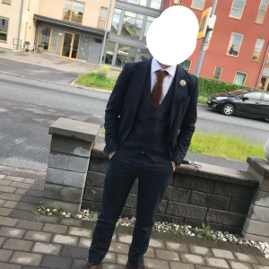 Balkostym Marinblå (Full set) - Säljer min kostym som jag nästan aldrig använt. Den passar perfekt för dig som går i 9an och vill ha en tjusig kostym till balen. Du får med kostymbyxor, kavaj, skjorta & väst Kostymen köptes för ungefär 3500, men är villig att låta den gå för 1497:-