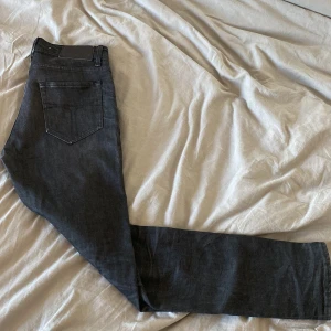 Tiger of sweden pistoleros  - Säljer dessa monstergrischiga jeans för dom e tyvärr lite långa men dom passar verkligen till allt. Skriv om ni har frågor eller vad som helst!