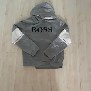 Tja! Säljer nu min Hugo boss hoodie som inte kommer till användning längre, skicket på den är 10/10 har andvänt den en gång ute. Hör av dig om du skulle ha några frågor så svarar jag så snabbt som möjligt😀