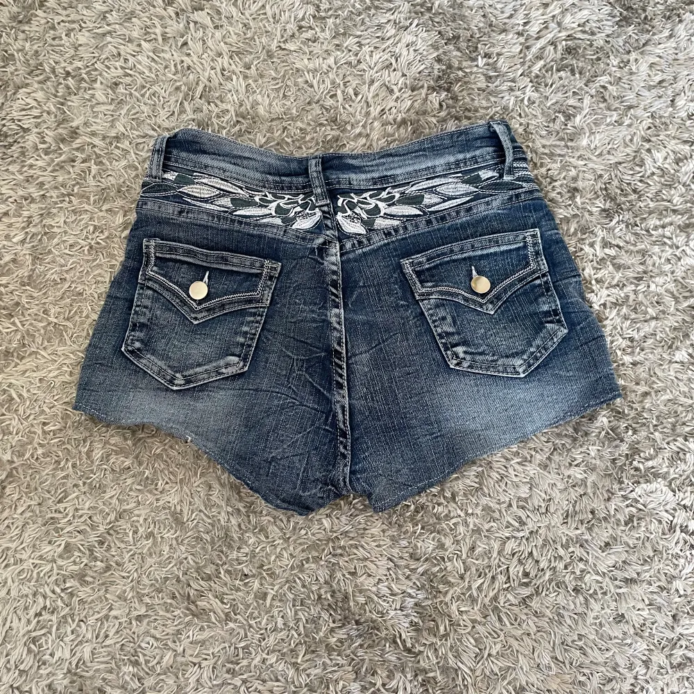 Jättefina shorts med fina detaljer vid fickorna. Jag har sytt om dem från highwaist till midwaist (se bild 4) och även gjort dem kortare (se bild 5), men det är inget som syns när man har på dem. Storleken är M men passar även S.. Shorts.