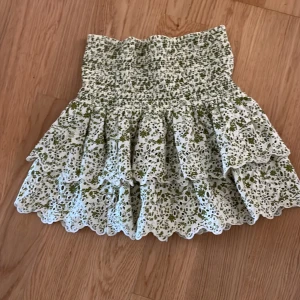 Zara kjol! - säljer den här kjolen från zara då den inte kommer till användning! Storlek S  men passar Xs! Lappen där bak är borta för den skavde🩷 skriv för fler bilder