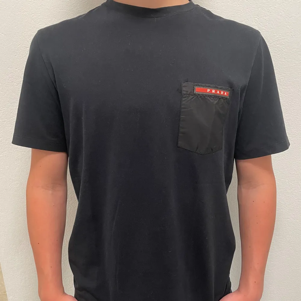 Hej, säljer denna Prada T-shirt i storlek S men kan även funka som M. Den är i väldigt bra skick självklart utan defekter. Tveka inte att kontakta oss om bilder eller frågor. . T-paidat.