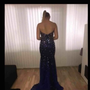  - Säljer min fina balklänning som ja använt 1 gång. 