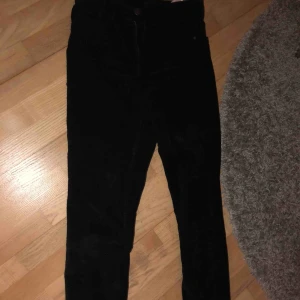  - Jätte fina Manchester byxor i svart färg, sparsamt använda och kommer nu längre inte till användning, dem är ifrån ”only”, ord pris 499kr💫 storlek 34/34