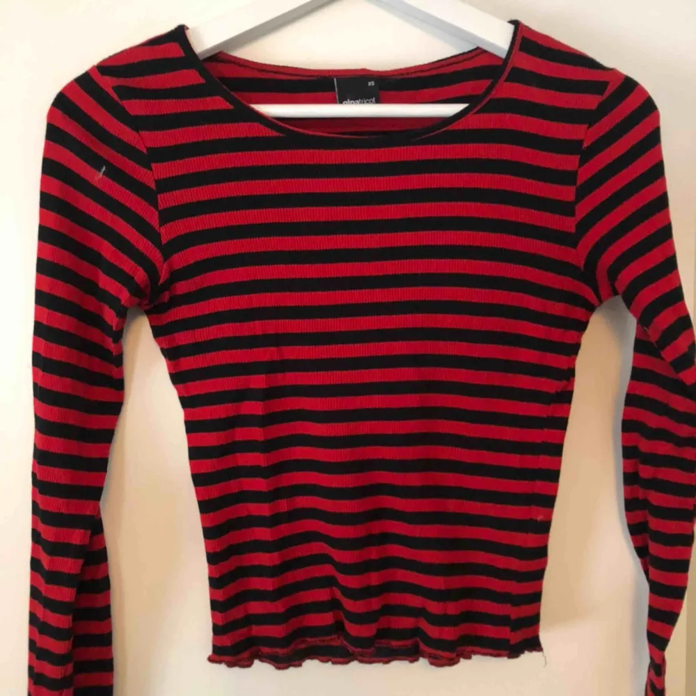 Röd-och svartrandig tröja från Gina Tricot. Jättebra skick❤️❤️. Toppar.