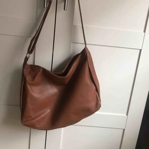  - Säljer en super fin väska 125kr + 59kr i frakt 