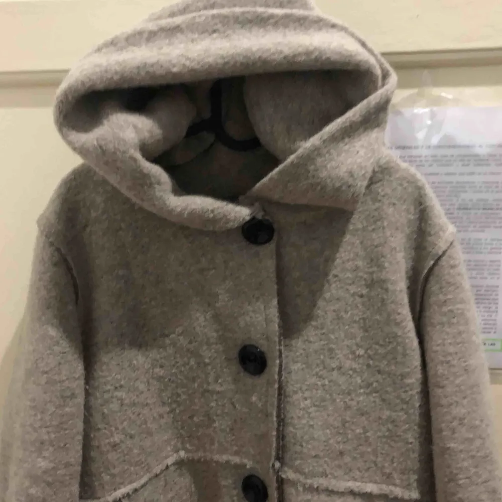 It is sold per trip! Wool coat made in Italy (indicated on the label). Very comfortable and lightweight to wear. Perfect for any cold season.. Jackor.