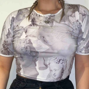  - Snygg trendig tshirt från PLT, knappt använd därför har den väldigt fint skick. Tröjan är superskön och stretchig passar därför även strl M!  Frakt tillkommer 😊